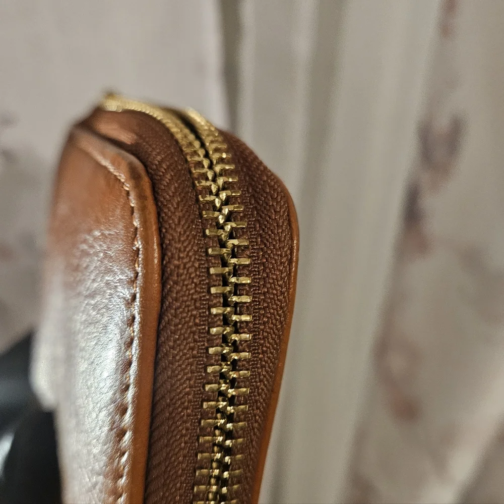 Tory Burch Leather Wallet with Gold Logo *EUC* - Picture 3 of 7